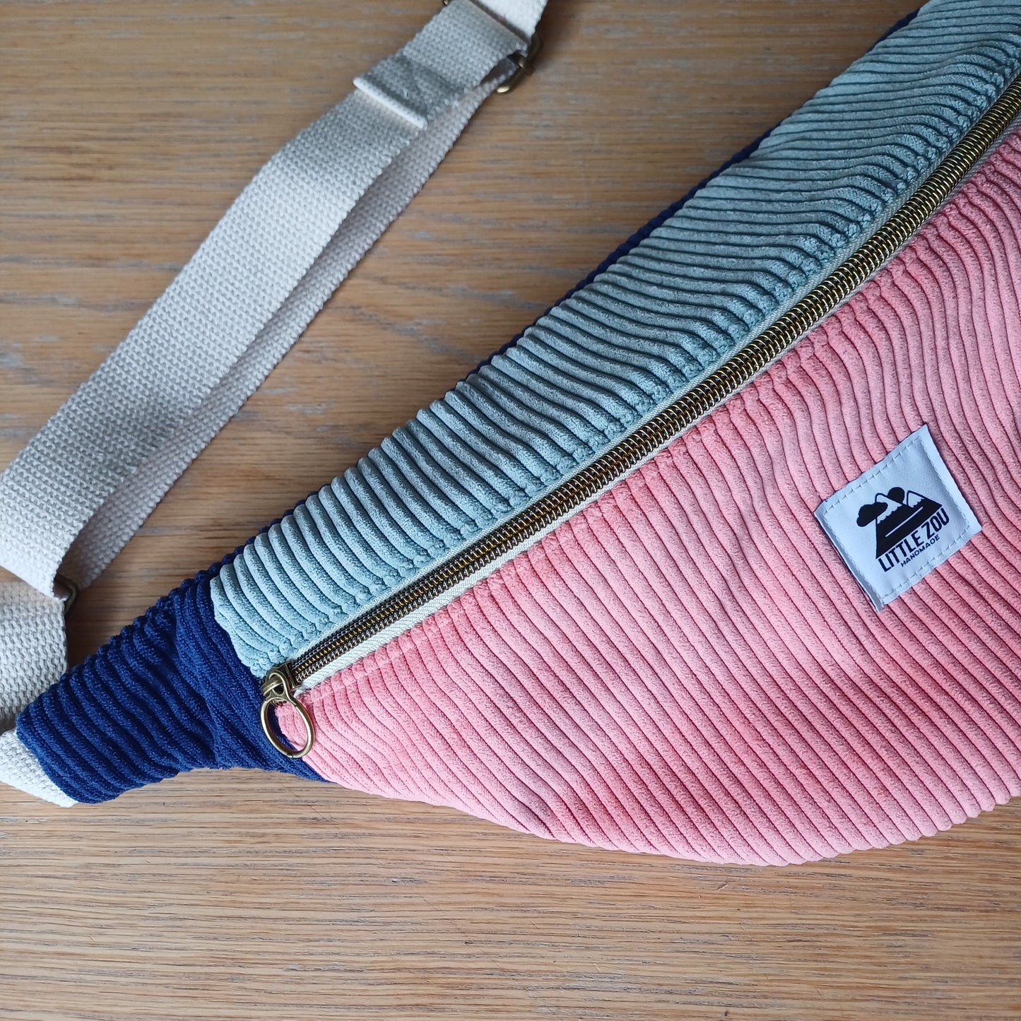 Banane rose, vert d'eau et saphir