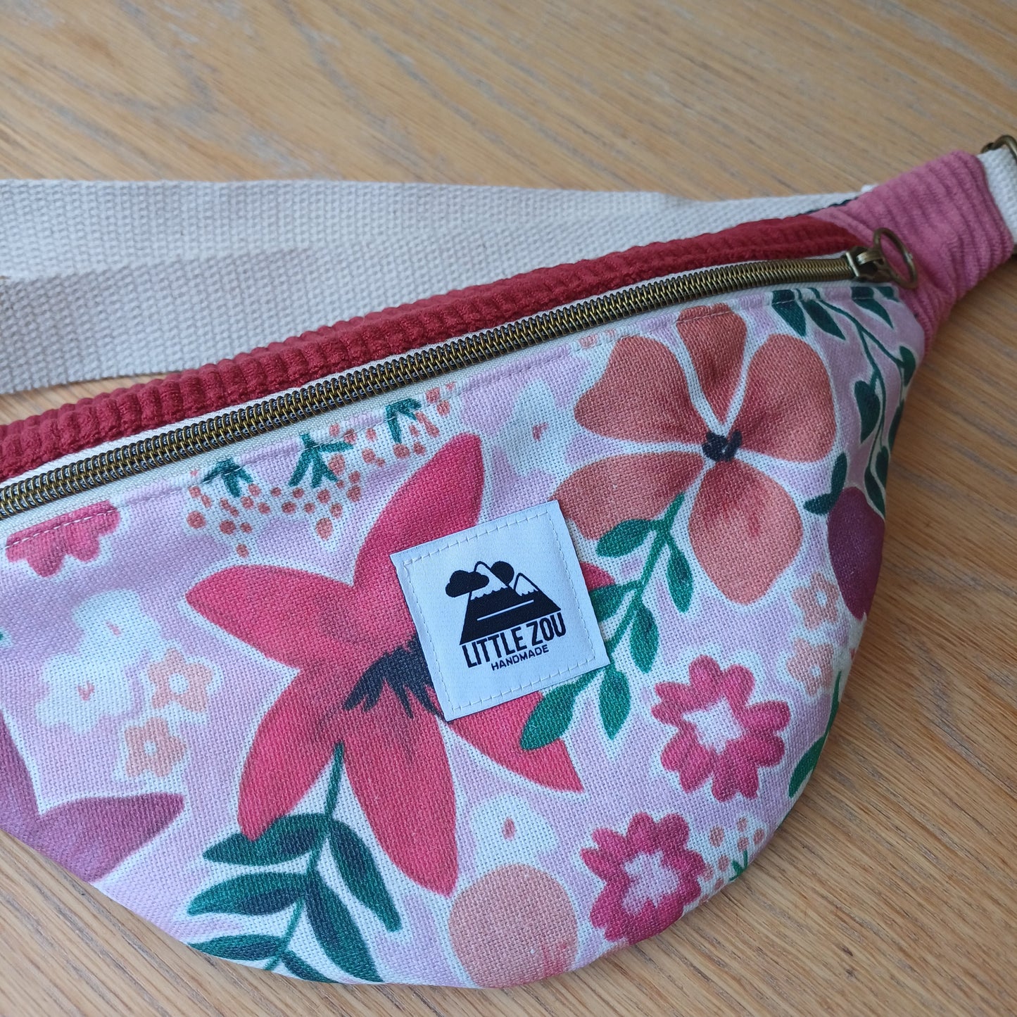 Banane fleurs, velours rouge et vieux rose