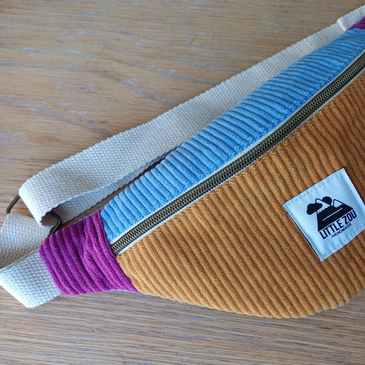 Banane moutarde, bleu lavande et magenta
