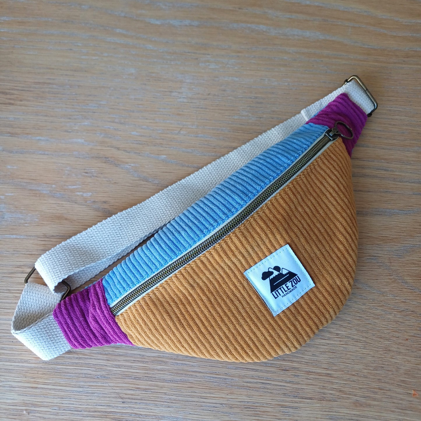 Banane moutarde, bleu lavande et magenta