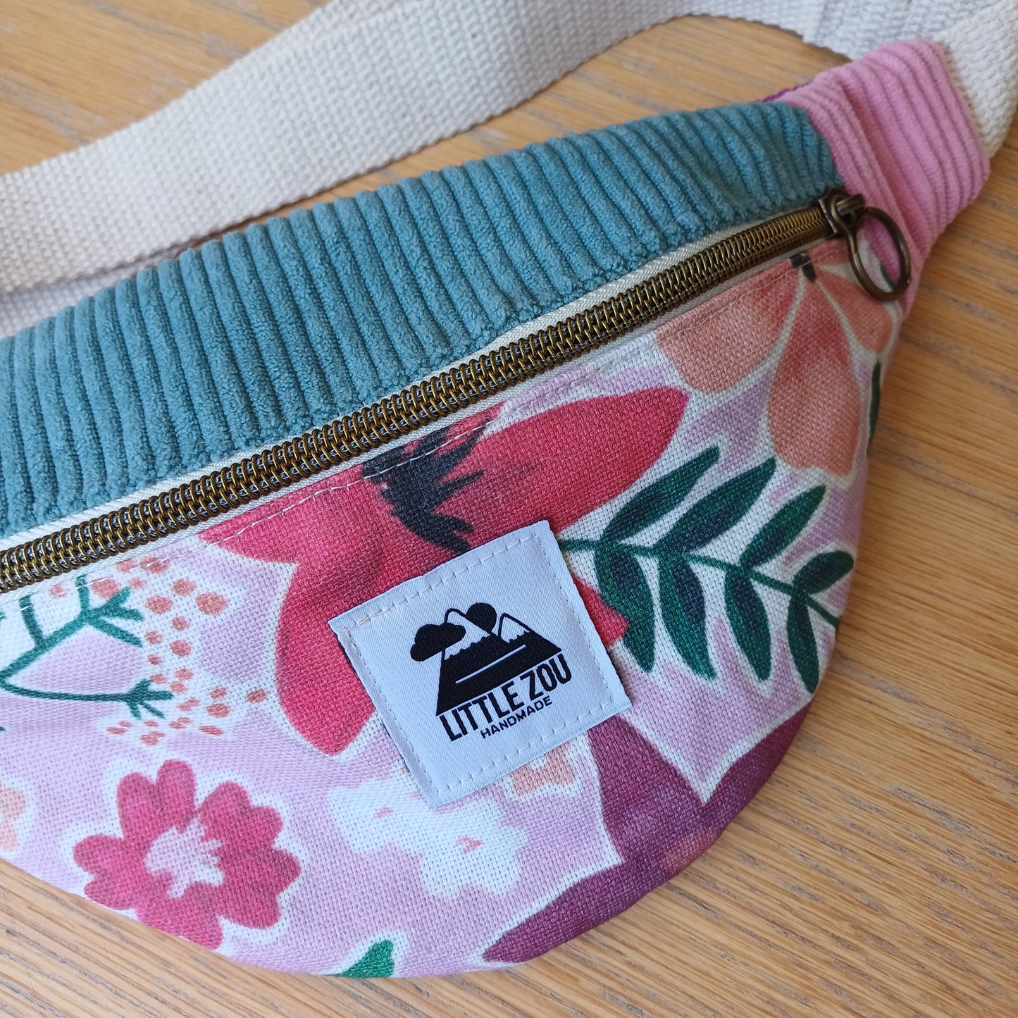 Banane fleurs, velours jade et rose
