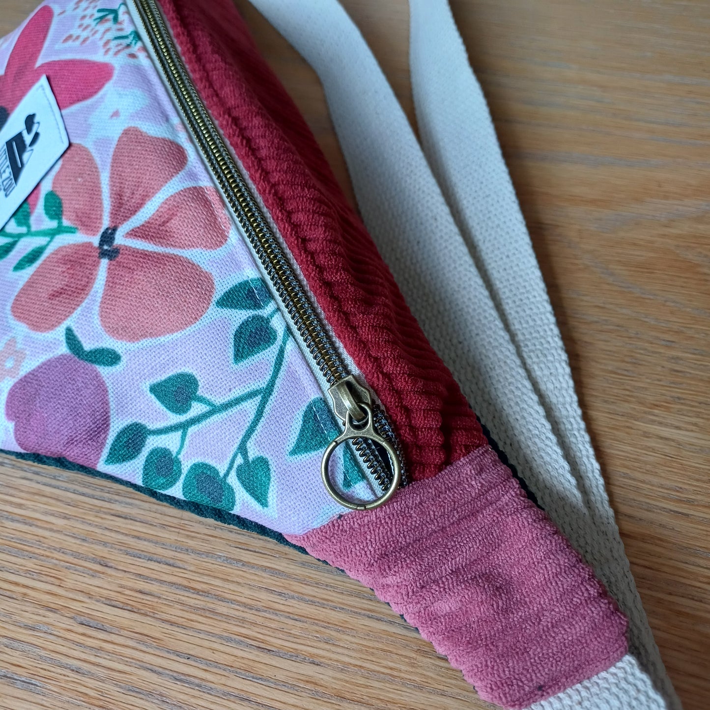 Banane fleurs, velours rouge et vieux rose