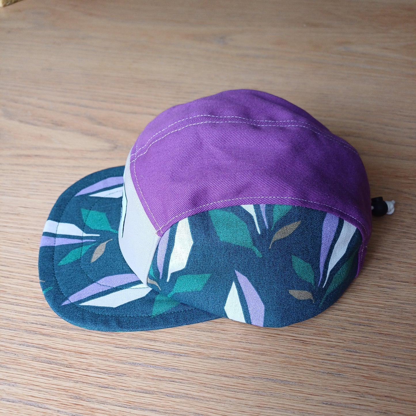 Casquette Feuilles ficelle et violet