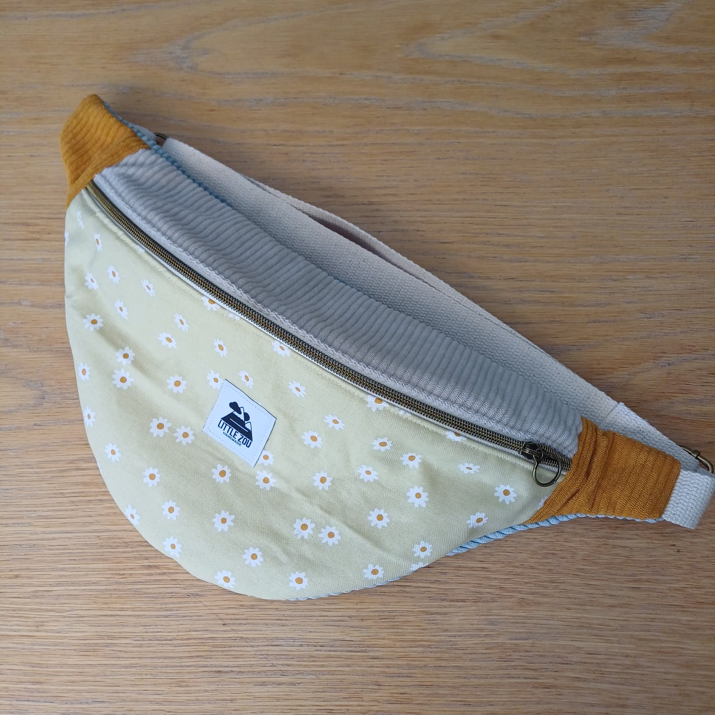 Banane velours et marguerite jaune
