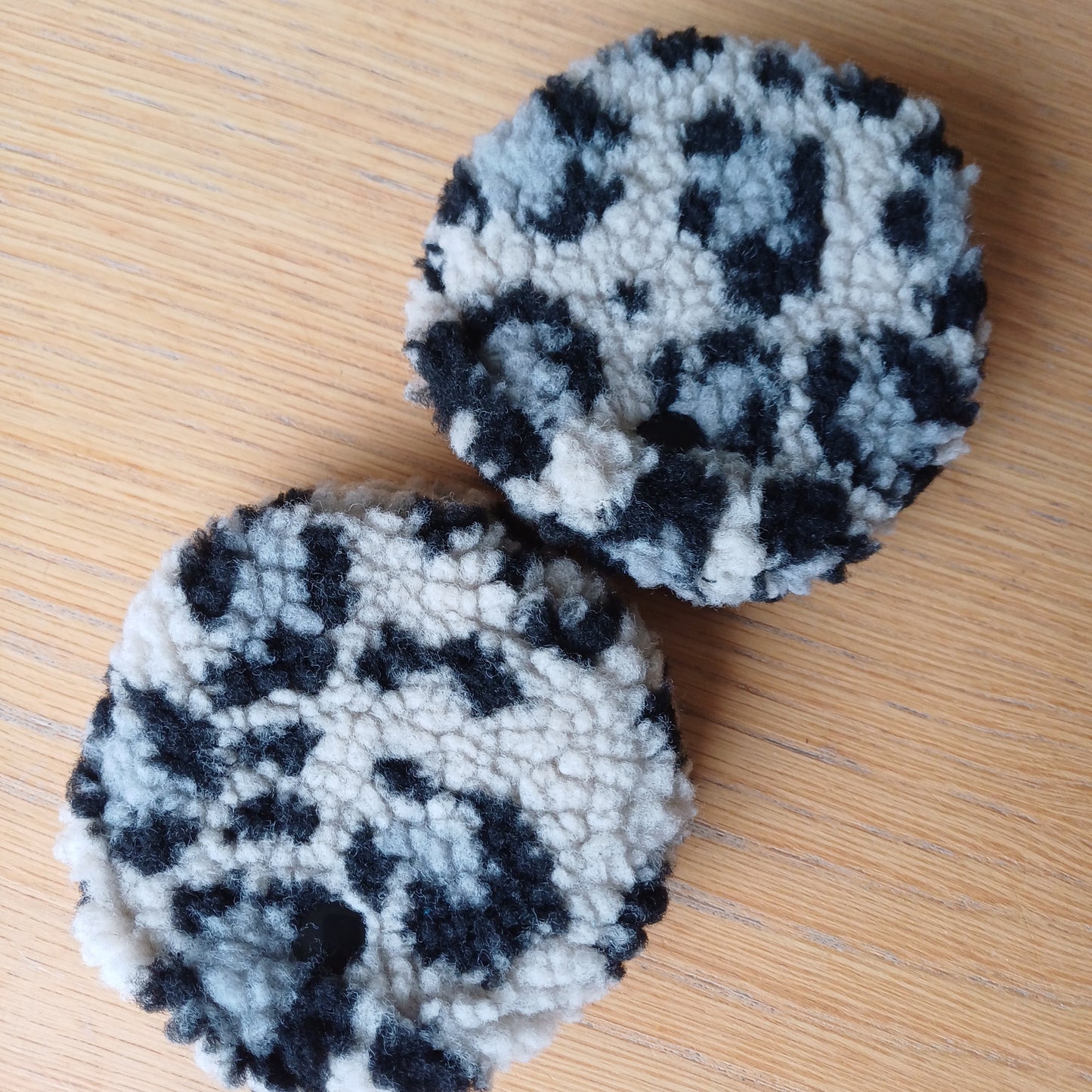 Cache-oreilles léopard gris pour vélo