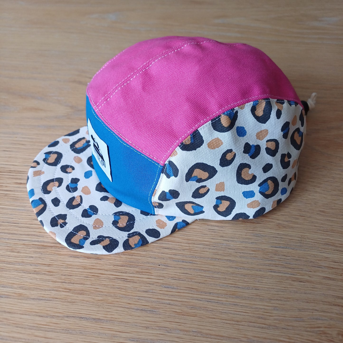 Casquette Léopard rose et bleu