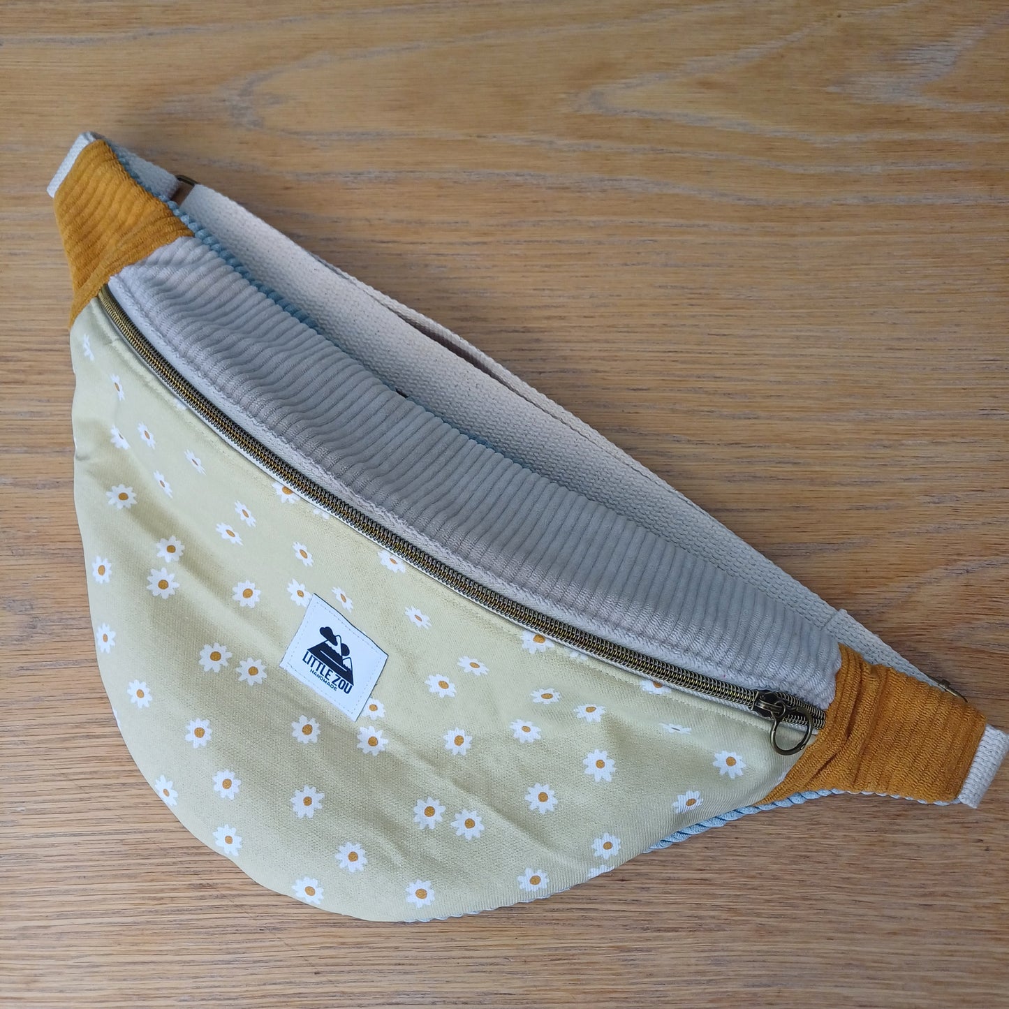 Banane velours et marguerite jaune