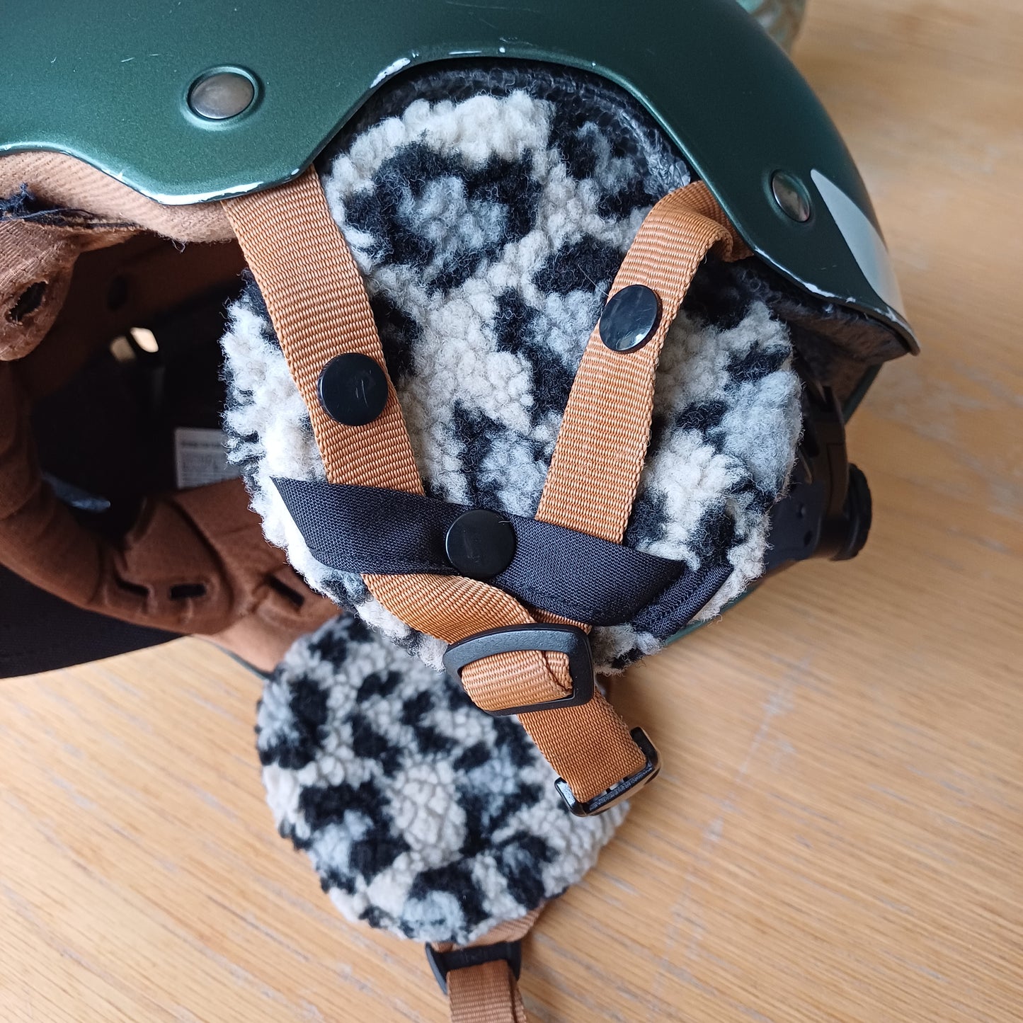 Cache-oreilles léopard gris pour vélo