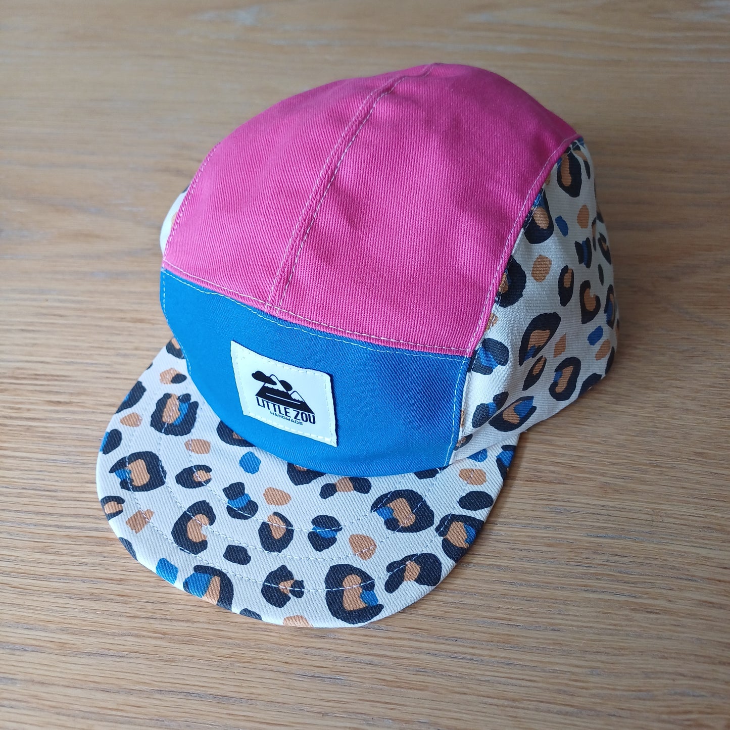 Casquette Léopard rose et bleu