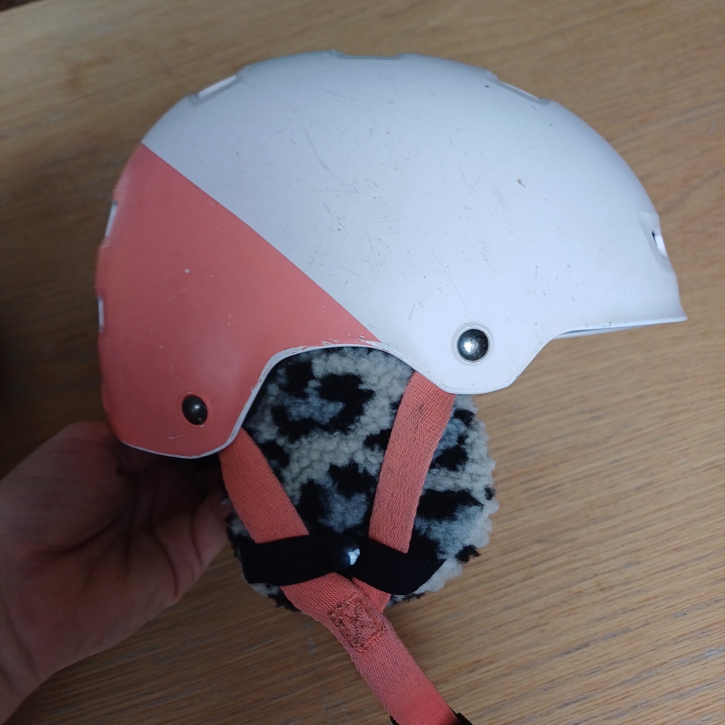 Cache-oreilles léopard gris pour vélo