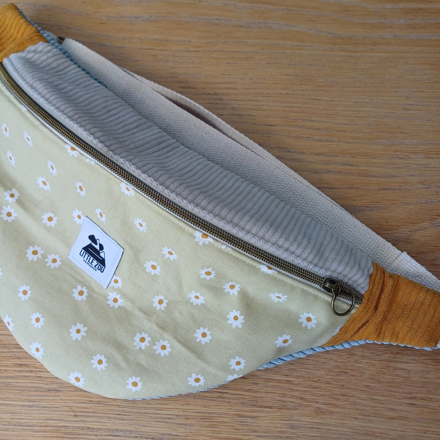 Banane velours et marguerite jaune